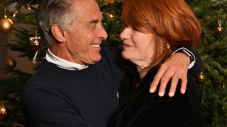 À 80 ans, Gérard Holtz affiche une forme éclatante, qu’il attribue en partie à sa vie aux côtés de sa femme Muriel, pour qui il a tout laissé