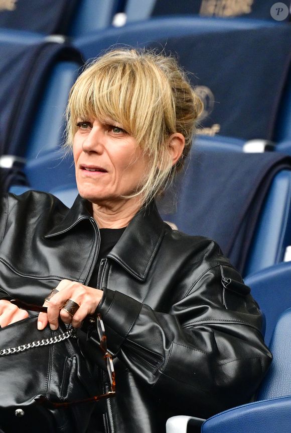 Marina Foïs dans les tribunes du match de football de Ligue 1 McDonald's opposant le  RC Lens au Paris Saint-Germain (PSG) (0-2) au Parc des Princes à Paris le 14 septembre 2025. © Christian Liewig/Bestimage