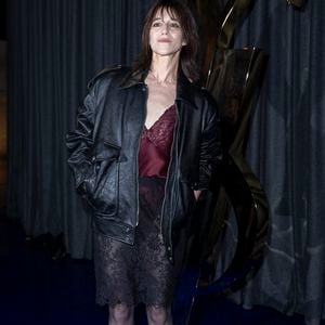 En cause, détaillait Le Figaro le 3 octobre 2024, une mésentente entre les associés de la Maison Gainsbourg.
Charlotte Gainsbourg au Défilé -Saint Laurent lors de la Fashion Week à Paris le 24 septembre 2024.