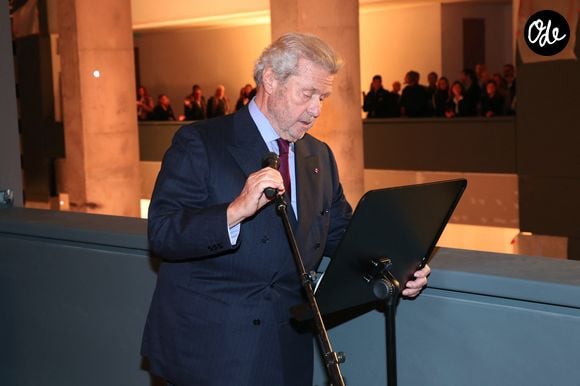 Alain-Dominique Perrin (Président de la Fondation Cartier) fait son discours - " Voir venir Venir voir ", Célébration des 40 ans de la Fondation Cartier pour l'art contemporain avec la " Traversée du chantier de la nouvelle Fondation Cartier ", place du Palais Royal, dont l'ouverture se fera en décembre 2025. Paris, France, le 18 octobre 2024. Bertrand Rindoff/Bestimage