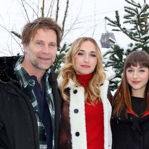 Thomas Jouannet et ses filles Chloé Jouannet, Mado Jouannet - Photocall du court-métrage "Allez ma fille", réalisé par C.Jouannet, lors du 27ème Festival International du Film de Comédie de l'Alpe d'Huez, le 18 janvier 2024. 
© Dominique Jacovides / Bestimage