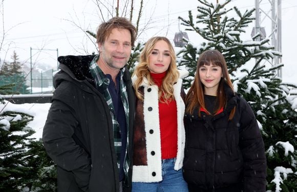 Thomas Jouannet et ses filles Chloé Jouannet, Mado Jouannet - Photocall du court-métrage "Allez ma fille", réalisé par C.Jouannet, lors du 27ème Festival International du Film de Comédie de l'Alpe d'Huez, le 18 janvier 2024. 
© Dominique Jacovides / Bestimage