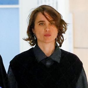 Etant devenue une figure phare du mouvement #Metoo, il était donc crucial pour Adèle Haenel d'assister à l'ouverture de l'audience, qui a d'ailleurs été invitée à témoigner à la barre.

Adèle Haenel  - C.Ruggia, accusé d'agressions sexuelles sur mineures, dont l'actrice A.Haenel alors âgée entre 12 et 14 ans au moment des faits, comparaît devant le tribunal correctionnel de Paris, le 9 décembre 2024.