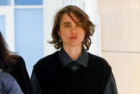 Etant devenue une figure phare du mouvement #Metoo, il était donc crucial pour Adèle Haenel d'assister à l'ouverture de l'audience, qui a d'ailleurs été invitée à témoigner à la barre.

Adèle Haenel  - C.Ruggia, accusé d'agressions sexuelles sur mineures, dont l'actrice A.Haenel alors âgée entre 12 et 14 ans au moment des faits, comparaît devant le tribunal correctionnel de Paris, le 9 décembre 2024.