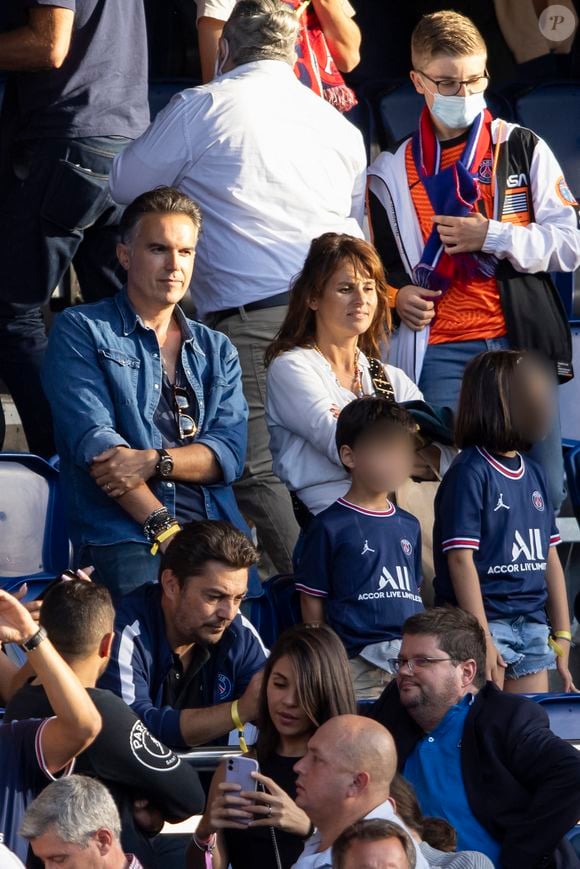 Faustine Bollaert, son mari Maxime Chattam et leurs enfants Abbie et Peter sont en tribune lors de la rencontre de football Paris Saint Germain PSG contre Clermont (4-0) au Parc des Princes à Paris le 11 septembre 2021. (AGENCE / BESTIMAGE).