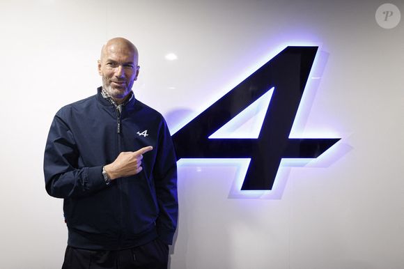 Zinedine Zidane (ambassadeur Alpine) visite le stand Alpine lors des "24H du Mans 2024".