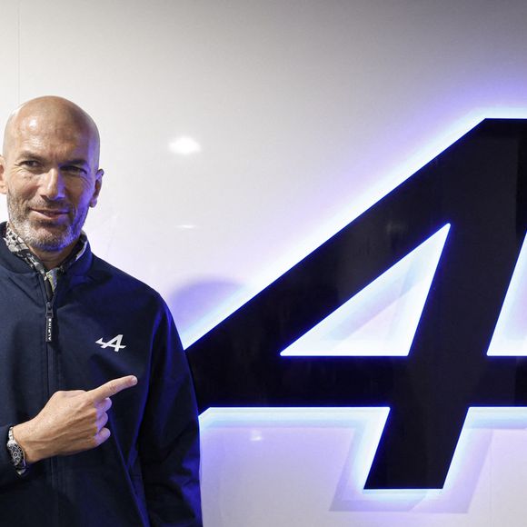 Zinedine Zidane (ambassadeur Alpine) visite le stand Alpine lors des "24H du Mans 2024".