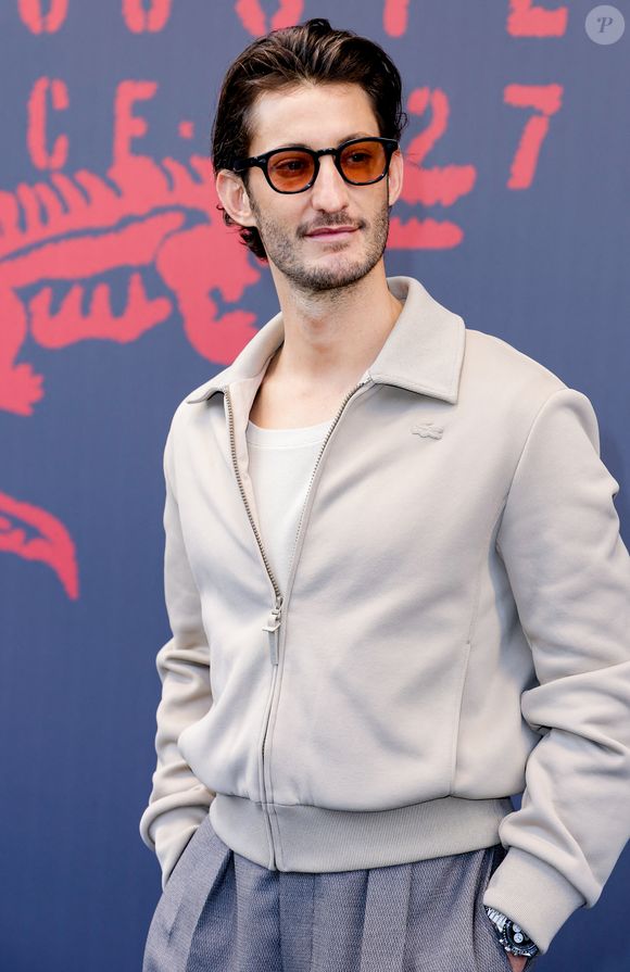 Pierre Niney au photocall du défilé Lacoste Collection Femme Prêt-à-Porter Automne/Hiver 2026-2027 lors de la Fashion Week de Paris (PFW) à Roland Garros, à Paris, France, le 8 mars 2026. © Olivier Borde/Bestimage