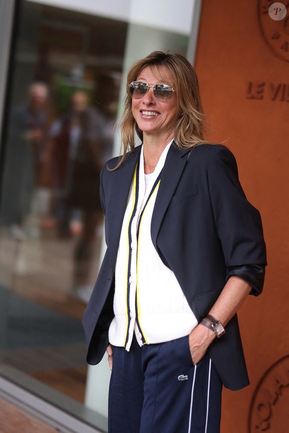 Loin de se limiter à son ancienne union avec le chanteur Marc Lavoine, la designeuse de 53 ans est reconnue dans son domaine. 

PARIS, FRANCE JUNE 05 Sarah Lavoine assiste aux Internationaux de France 2024 à Roland Garros le 05 juin 2024 à Paris, France. Photo par ABACAPRESS.COM