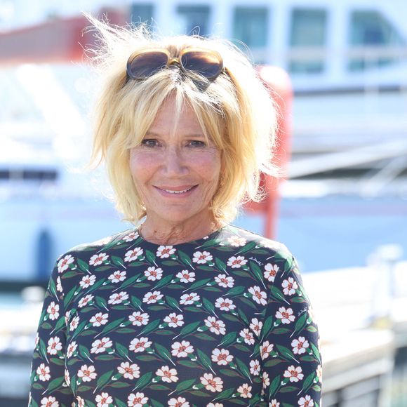 Clémentine Celarié lors du photocall de 'Le Diplôme' lors du Festival de la Fiction de la Rochelle le 18 Septembre 2025. © Denis Guignebourg/Bestimage