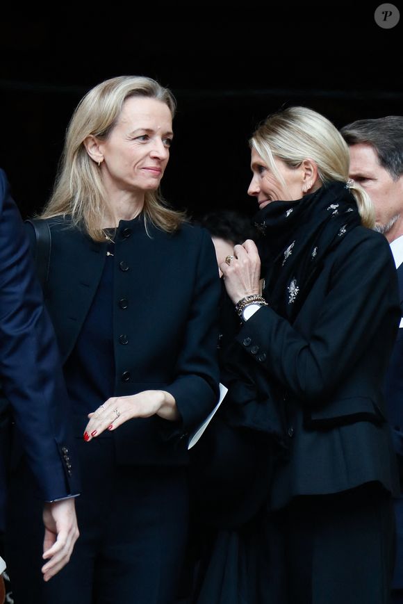Qui comptait parmi les proches de la famille Arnault…

Exclusif - Delphine Arnault et Ségolène Gallienne à la sortie de la messe hommage à Doris Brynner dans l'église Saint-Philippe-du-Roule à Paris le 4 juin 2025.

© Christophe Clovis / Bestimage