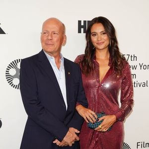 Dans un entretien avec "Paris Match", elle lève le voile sur l'organisation unique mise en place pour préserver le comédien.
Bruce Willis et sa femme Emma Heming Willis lors de la première du film "Brooklyn Affairs" à l'occasion de la 57ème édition du Festival du Film de New York, le 11 octobre 2019.
© Bestimage