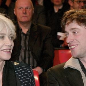 Archives - En France, à Paris, lors des 20EMES VICTOIRES DE LA MUSIQUES 2005 au Zénith, Françoise HARDY et son fils Thomas DUTRONC Christophe Aubert via Bestimage