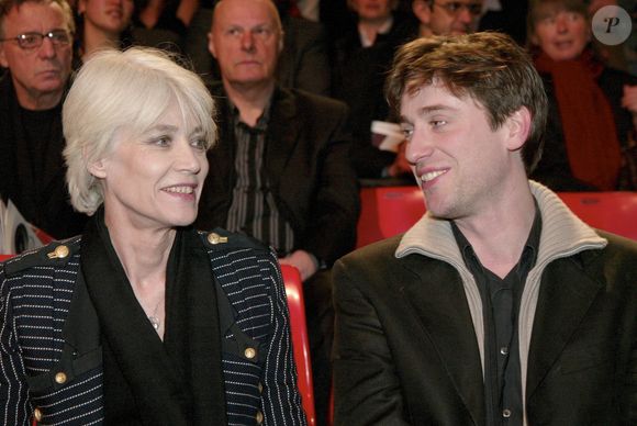 Archives - En France, à Paris, lors des 20EMES VICTOIRES DE LA MUSIQUES 2005 au Zénith, Françoise HARDY et son fils Thomas DUTRONC Christophe Aubert via Bestimage