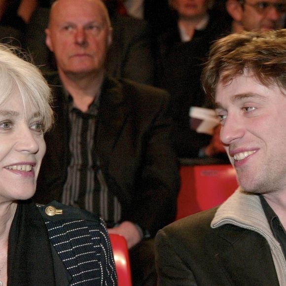 Archives - En France, à Paris, lors des 20EMES VICTOIRES DE LA MUSIQUES 2005 au Zénith, Françoise HARDY et son fils Thomas DUTRONC Christophe Aubert via Bestimage