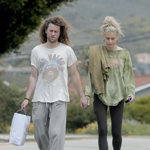 La chanteuse, comédienne et mannequin a rapidement rectifié l'information : "Ce sont des larmes de rupture", écrit Paris Jackson. "Vous vous en sortez encore une fois", ajoute-t-elle. 

Exclusif - Paris Jackson et Justin Long, de retour du café Sunlife Organics, marchent main dans la main à Malibu, le 4 mai 2025.