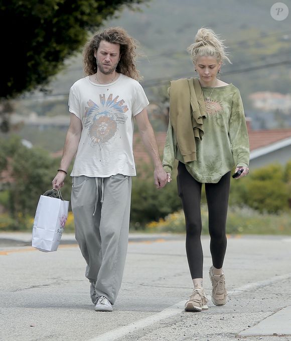 La chanteuse, comédienne et mannequin a rapidement rectifié l'information : "Ce sont des larmes de rupture", écrit Paris Jackson. "Vous vous en sortez encore une fois", ajoute-t-elle. 

Exclusif - Paris Jackson et Justin Long, de retour du café Sunlife Organics, marchent main dans la main à Malibu, le 4 mai 2025.