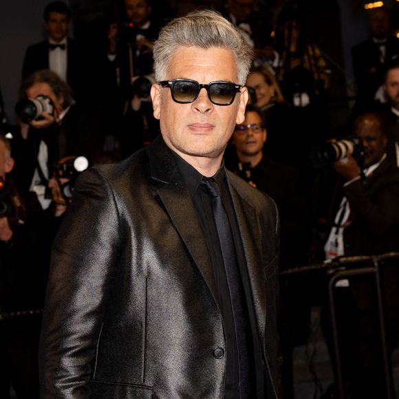 Le clip de "Rends l’amour !" a d'ailleurs été tourné sur le port de Sète, mettant en valeur les traditions locales, entre joutes nautiques et fête de la Saint-Louis.

Benjamin Biolay - Descente des marches du film « Marcello Mio » lors du 77ème Festival International du Film de Cannes, au Palais des Festivals à Cannes. Le 21 mai 2024
© Jacovides-Moreau / Bestimage