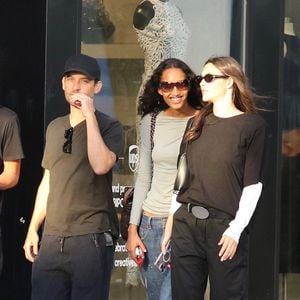 New York, NY  - EXCLUSIF  - Tobey Maguire est tout sourire lors d'une promenade avec Vittoria Ceretti, la petite amie de Leo DiCaprio, dans l'East Village de Manhattan. 2025. (Backgrid USA / Bestimage).