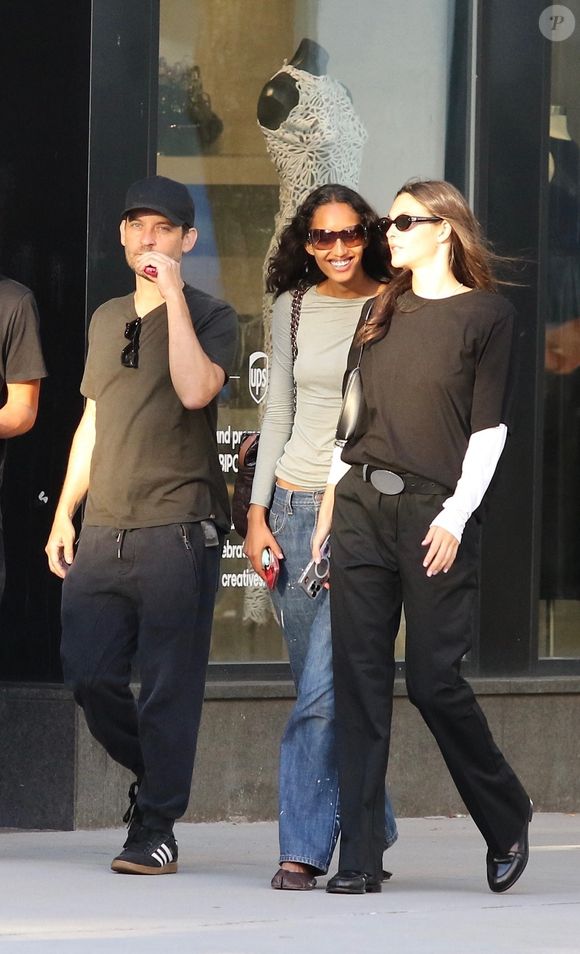 New York, NY  - EXCLUSIF  - Tobey Maguire est tout sourire lors d'une promenade avec Vittoria Ceretti, la petite amie de Leo DiCaprio, dans l'East Village de Manhattan. 2025. (Backgrid USA / Bestimage).
