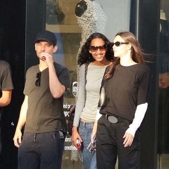 New York, NY  - EXCLUSIF  - Tobey Maguire est tout sourire lors d'une promenade avec Vittoria Ceretti, la petite amie de Leo DiCaprio, dans l'East Village de Manhattan. 2025. (Backgrid USA / Bestimage).