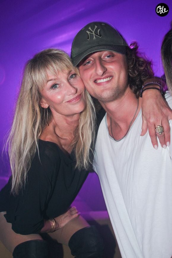 Sa prestation a mêlé musique moderne et ambiance raffinée.

Joalukas Noah et sa mère Isabelle Camus à la soirée d’anniversaire de Véronica Thierry au club l’Arc Paris le 10 novembre 2025.

© Philippe Baldini / Bestimage