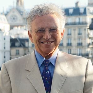 Exclusif - Nelson Monfort - Plateau de l'émission "Paris accueille la flamme Olympique" sur le parvis de l'hôtel de ville à Paris, diffusée en direct sur France 2 en marge du concert de la Place de la République à l'occasion du Relais de la Flamme olympique. © Christophe Clovis / Bestimage