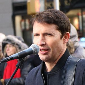 Après le décès prématuré d'Hayden, les rumeurs ont explosé sur Internet. Des enquêteurs amateurs suspectent qu'il s'agisse de James Blunt.
James Blunt au pied du Rockefeller Center à New York, le 13 novembre 2019.