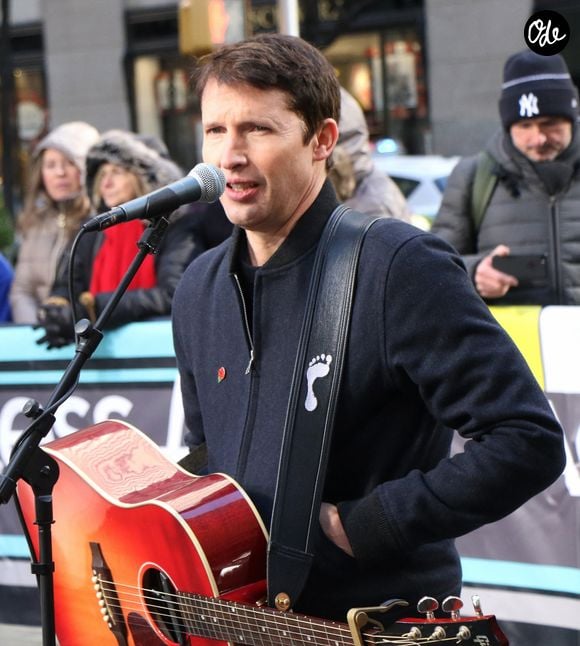 Après le décès prématuré d'Hayden, les rumeurs ont explosé sur Internet. Des enquêteurs amateurs suspectent qu'il s'agisse de James Blunt.

James Blunt au pied du Rockefeller Center à New York, le 13 novembre 2019.