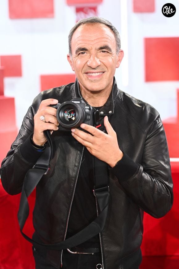 En parallèle, Nikos Aliagas s'est aussi lancé dans une carrière de photographe

Exclusif - Nikos Aliagas lors de l'enregistrement de l'émission Vivement dimanche au studio Rive gauche, présentée par M.Drucker, diffusée sur France 3 le 21 juin 2026, à Paris, France, le 20 mai 2026. © Guillaume Gaffiot/Bestimage