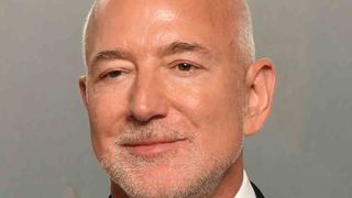 Jeff Bezos élargit encore son empire : le fondateur d’Amazon investit dans un club de football anglais au palmarès mythique