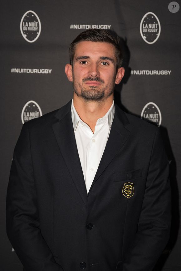 Thomas Ramos portait un sublime costume rouille, tandis que son épouse était resplendissante dans une robe blanche semi-transparente en dentelle.

Thomas Ramos - La nuit du rugby à l'Olympia de Paris le 6 octobre 2025. © Florian Lavielle/Bestimage
