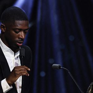 ( Le joueur français du Paris Saint-Germain, Ousmane Dembele, s'exprime après avoir remporté le Ballon d'Or masculin lors de la cérémonie de remise du Ballon d'Or France Football 2025 au Théâtre du Chatelet à Paris, France, le 22 septembre 2025. Photo de Gao Jing/Xinhua/ABACAPRESS.COM