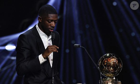 ( Le joueur français du Paris Saint-Germain, Ousmane Dembele, s'exprime après avoir remporté le Ballon d'Or masculin lors de la cérémonie de remise du Ballon d'Or France Football 2025 au Théâtre du Chatelet à Paris, France, le 22 septembre 2025. Photo de Gao Jing/Xinhua/ABACAPRESS.COM