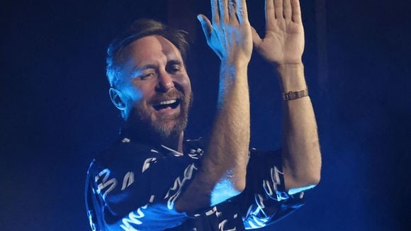A Coachella, la performance de David Guetta ne se passe pas comme prévu, une présence inattendue vient perturber l'artiste
