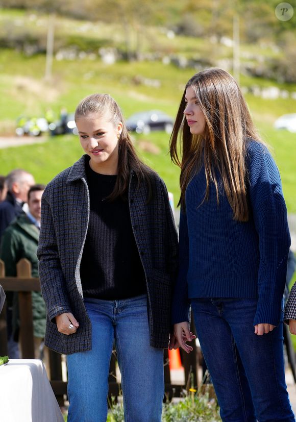 L'infante Leonor, la princesse Sofia - La famille royale d'Espagne lors de la cérémonie de remise des prix pour la ville exemplaire des Asturies 2024 à Sotres. Le 26 octobre 2024