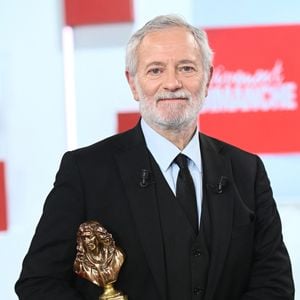 Il a partagé la vie d'actrices renommées comme Isabelle Adjani et Cristiana Reali. 

Exclusif - Francis Huster lors de l'enregistrement de l'émission "Vivement dimanche" au studio Rive Gauche, présentée par M. Drucker avec une diffusion sur France 3 le 25 janvier 2026. © Guillaume Gaffiot/Bestimage