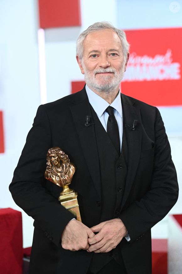 Il a partagé la vie d'actrices renommées comme Isabelle Adjani et Cristiana Reali. 

Exclusif - Francis Huster lors de l'enregistrement de l'émission "Vivement dimanche" au studio Rive Gauche, présentée par M. Drucker avec une diffusion sur France 3 le 25 janvier 2026. © Guillaume Gaffiot/Bestimage