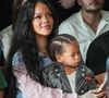 À chacune de ses sorties à la Fashion Week de Paris, Rihanna est la star des front rows.

Rihanna en Front Row du défilé AWGE "Collection Homme Prêt-à-Porter Printemps/Eté 2026" lors de la Fashion Week de Paris (PFW) Backgrid UK/ Bestimage