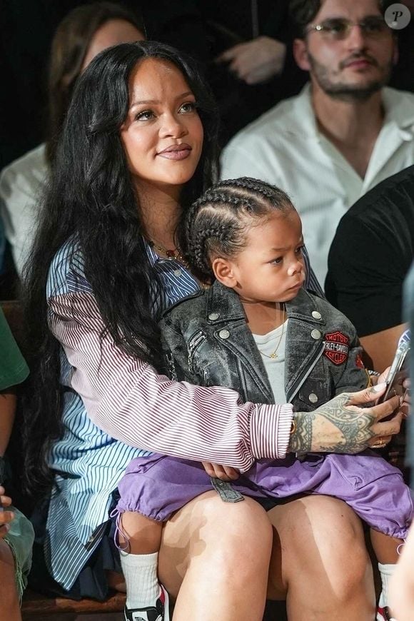 À chacune de ses sorties à la Fashion Week de Paris, Rihanna est la star des front rows.

Rihanna en Front Row du défilé AWGE "Collection Homme Prêt-à-Porter Printemps/Eté 2026" lors de la Fashion Week de Paris (PFW) Backgrid UK/ Bestimage