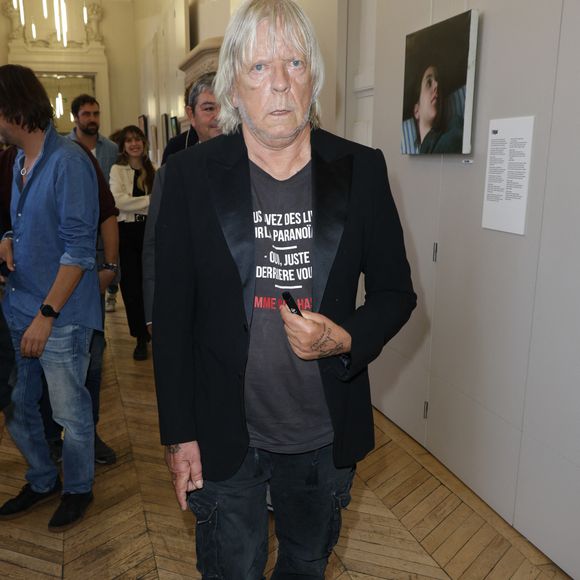 Le chanteur Renaud (Renaud Séchan) -  Vernissage de l'exposition "Renaud, Des mots et des images" qui se tiendra jusqu'au 14 septembre à la Mairie du 13ème à Paris le 5 septembre 2024. Elle marquera "également la sortie en librairie du recueil" publié aux éditions Gallimard Alternatives. . © Coadic Guirec/Bestimage