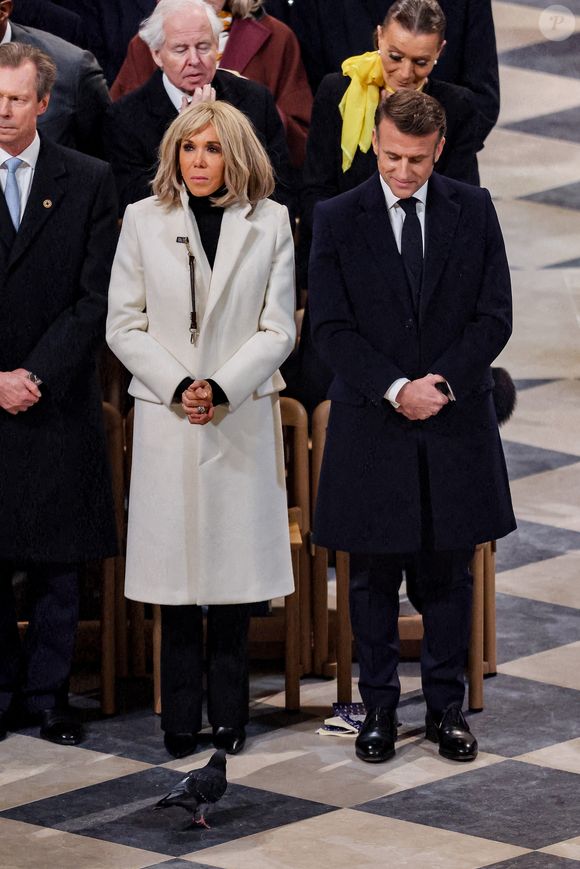 tout en menant le reste des affaires de l'Etat.

 Messe de consécration du mobilier liturgique de la cathédrale Notre-Dame de Paris, le 8 décembre 2024. Joyau de l’art gothique, lieu de culte et de culture, symbole universel de la France et de son histoire, la cathédrale de Notre-Dame de Paris rouvre ses portes les 7 et 8 décembre, cinq ans après le terrible incendie ravageur, survenu le 15 avril 2019. 
© Cyril Moreau / Bestimage