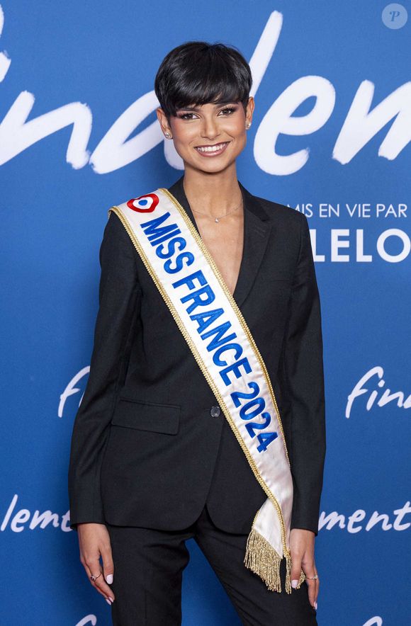 Miss France 2024 a bénéficié de conseils vocaux pour sa présentation sur scène.
Eve Gilles (Miss France 2024) - Avant-première du film "Finalement" de C. Lelouch qui fête son 87ème anniversaire au Grand Rex à Paris le 30 octobre 2024. © Pierre Perusseau/Bestimage