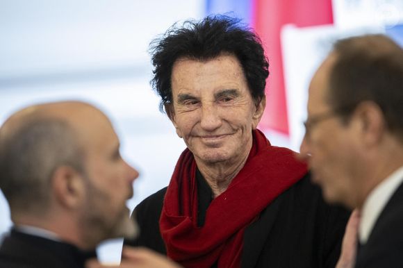 "J'ai la passion de l'art et la culture. Je n'ai pas le goût de l'argent", a martelé celui qui se définit comme "un homme du service public". Pour l'attester, le président de l'Institut du monde arabe a révélé son salaire, resté "le même depuis 13 ans", au sein de l'IMA : 5 200 euros nets par mois après impôts.

Le président français E.Macron lors de la Conférence des ambassadeurs 2026 au palais de l'Élysée à Paris, le 8 janvier 2026.
Photo par Eliot Blondet / Pool / Bestimage