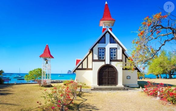 A Cap Malheureux, vous ne pourrez pas manquer la chapelle Notre-Dame Auxiliatrice avec son toit rouge vif qui se détachera sur le bleu du ciel. Il faudra aussi voir le temple Tamoul dominé par les 17 m de haut de la statue dorée de Murugan, fils de Shiva et dieu de la guerre, de la victoire, de la sagesse et de la jeunesse, dans l'hindouisme.