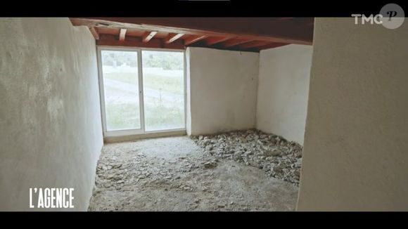 Car contrairement à d'autres, François Berléand n'avait pas contacté la famille Kretz pour se trouver un nouveau bien mais pour se débarrasser de sa ferme dans le Pays Basque, en travaux depuis des années et dans un état désastreux 
François Berléand ouvre les portes de sa maison en ruine et au chantier abandonné dans l'émission "L'Agence" - TMC
