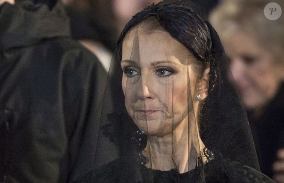 Celine Dion regarde le cercueil de son défunt mari René Angelil être emporté après ses funérailles à la Basilique Notre-Dame vendredi 22 janvier 2016 à Montréal. Photo par Paul Chiasson/ La Presse Canadienne/ABACAPRESS.COM
