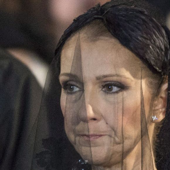 Celine Dion regarde le cercueil de son défunt mari René Angelil être emporté après ses funérailles à la Basilique Notre-Dame vendredi 22 janvier 2016 à Montréal. Photo par Paul Chiasson/ La Presse Canadienne/ABACAPRESS.COM