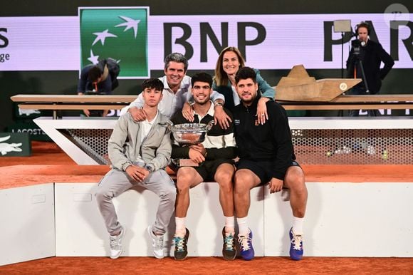 Le tennisman était entouré de son père Carlos, sa mère Virginia et ses frères Alvaro et Sergio

Carlos Alcaraz et ses proches lors de la finale du simple masculin lors de la quinzième journée des Internationaux de France 2025 à Roland Garros le 08 juin 2025 à Paris. © Dante Badano/PsnewZ/Bestimage