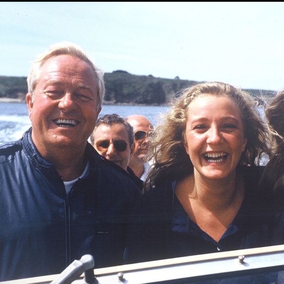 Depuis l'annonce de la mort de Jean-Marie Le Pen, à l'âge de 96 ans, sa fille Marine Le Pen, qui a pris sa succession à la tête du mouvement politique qu'il avait fondé, ne s'était pas encore exprimée.

Jean-Marie Le Pen avec ses filles à La Trinité sur mer